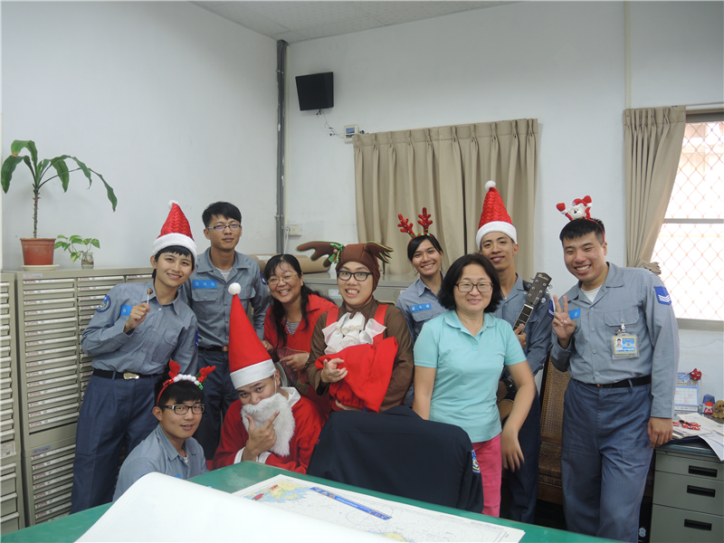 海軍大氣海洋局舉辦聖誕節報佳音暨祈願點燈活動-大家都笑嘻嘻-麋鹿牙齒好白