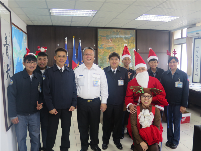 海軍大氣海洋局舉辦聖誕節報佳音暨祈願點燈活動-跟長官合影