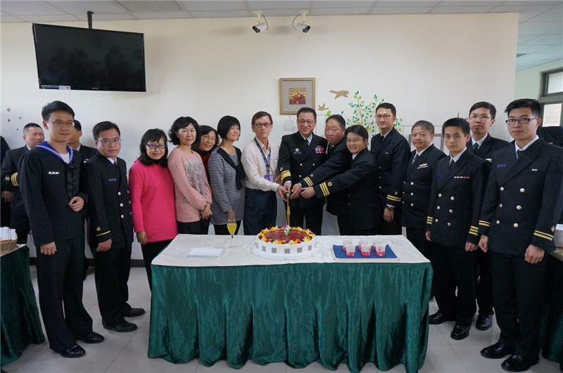 海軍保指部指揮官周燕龍將軍主持慶生餐會帶領壽星切壽糕