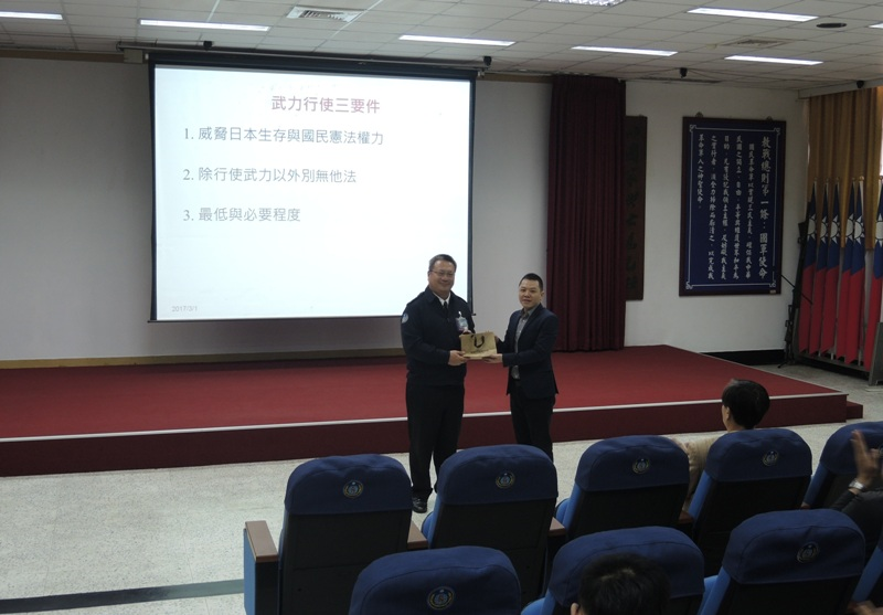 崔局長課後贈與紀念品並與老師合影