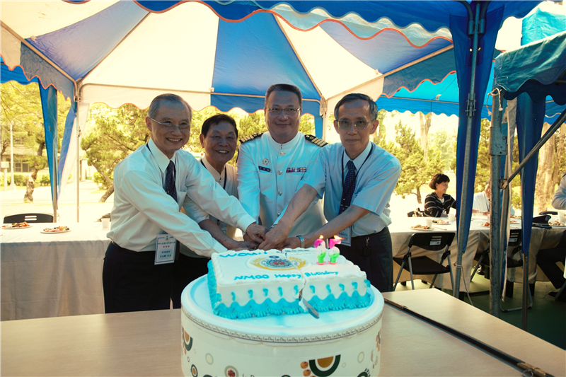 局長崔上校與貴賓一同切大氣海洋局生日蛋糕