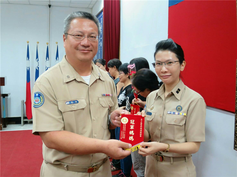 局長頒贈謝士督冠軍媽媽錦旗