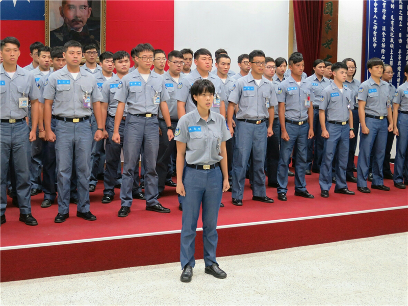 二兵洪佳伶接受個人軍歌驗收