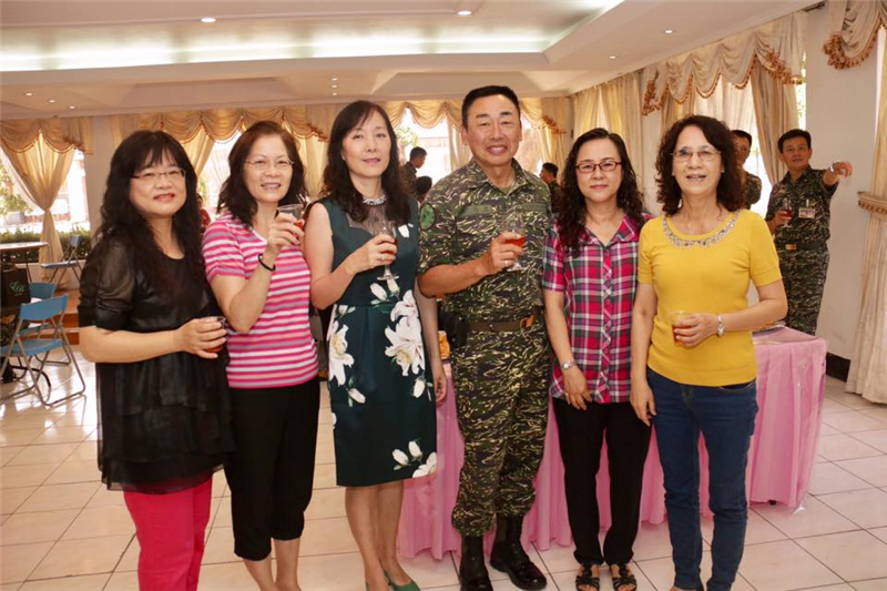 指揮官與雇員大姊大合照