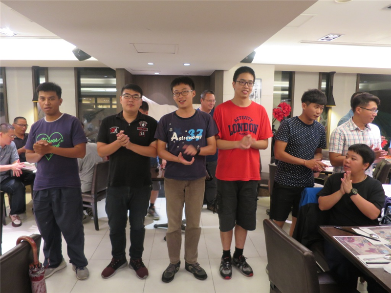 全局人員歡唱生日快樂歌