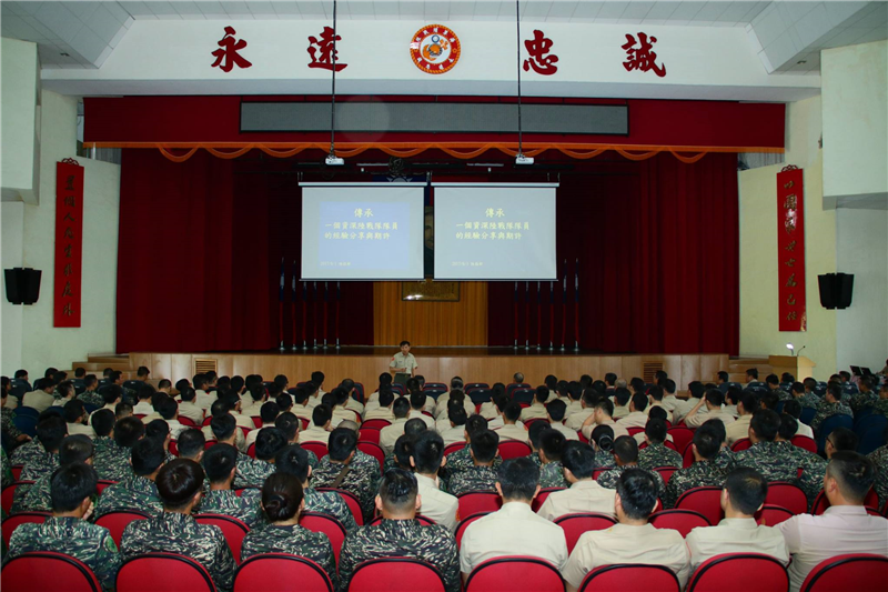 圖為副指揮官分享身為陸戰隊的經驗與感想