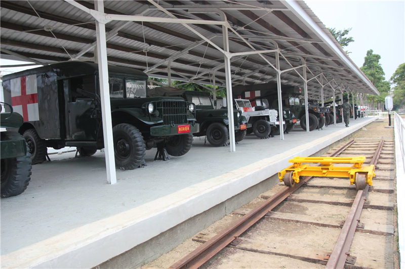 各類悍馬車陳展於懷念月台照片