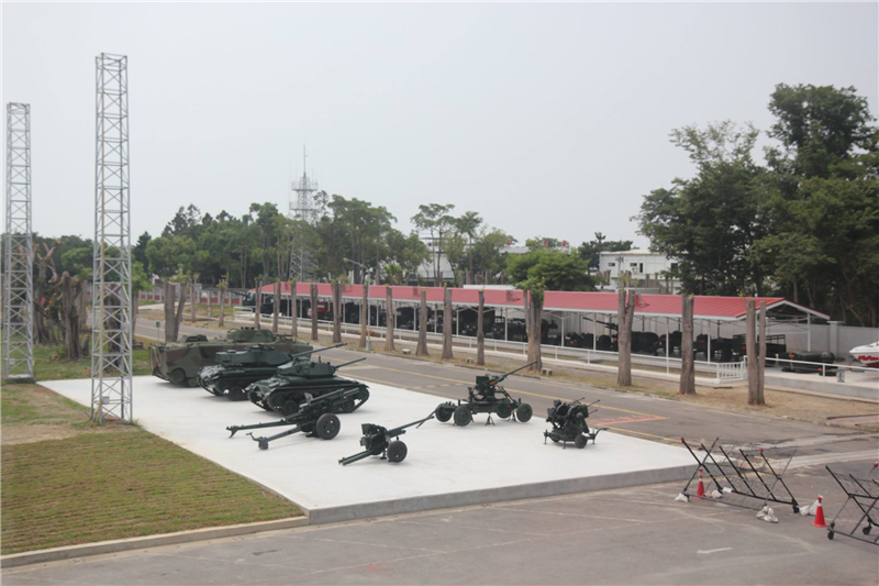 LVT-H6登陸砲車陳展於懷念月台照片