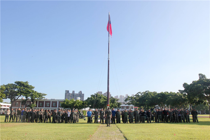 陸戰隊指揮部軍官連統一集合於桅桿實施勤前教育