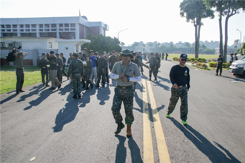 陸戰隊副指揮官率領軍官連向壽山出發