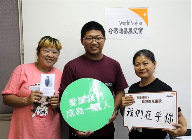凱丞(右)與母親共同資助弱勢兒童求學.jpg