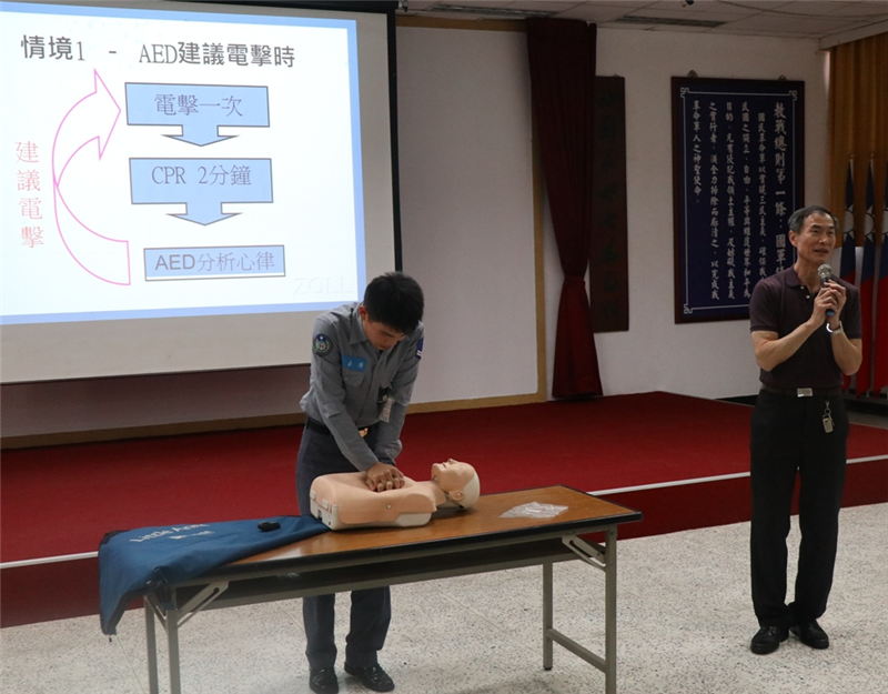 風立鳴主任指導氣象兵張一兵CPR施作流程