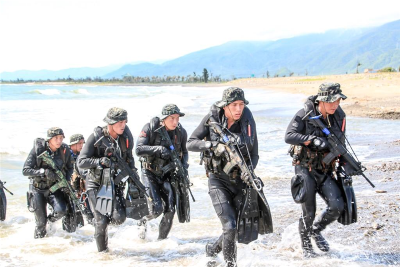 海灘進行登陸訓練