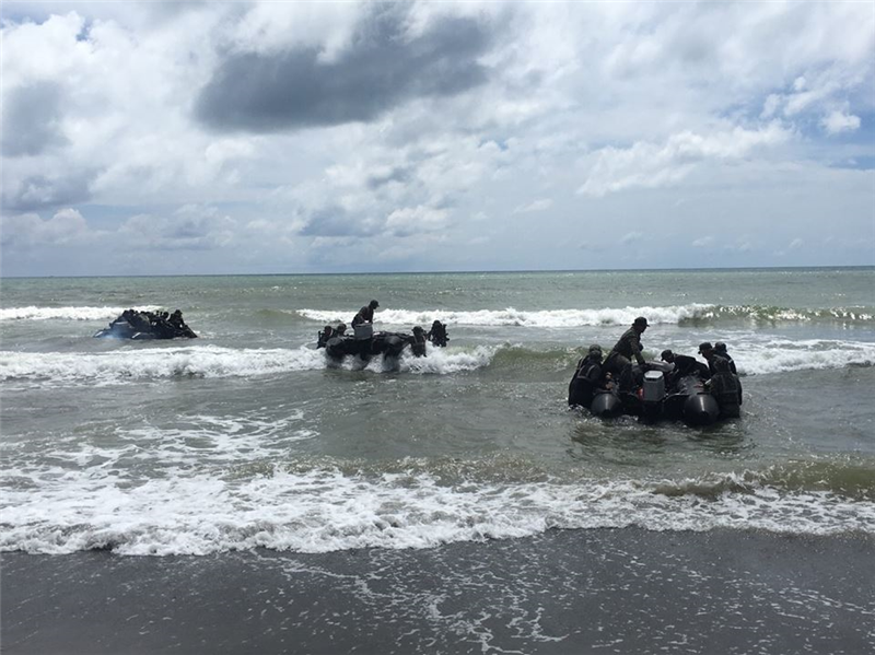 海上進行操舟訓練