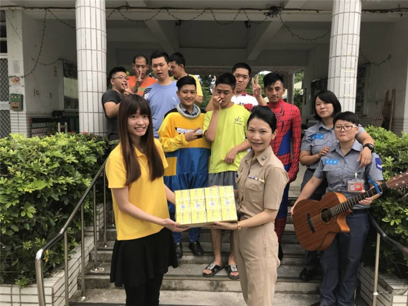 士官督導長謝士官長代表本局致贈飲料一箱給予星星兒之家,由王組長接收