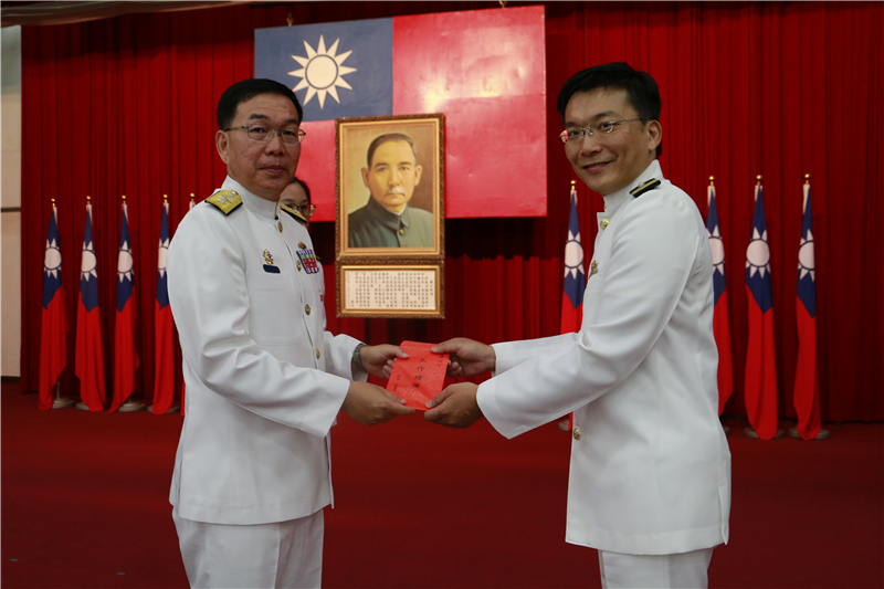 海軍技術學校校長黃少將在校慶大會中,頒獎表揚資深有功、服務績優人員