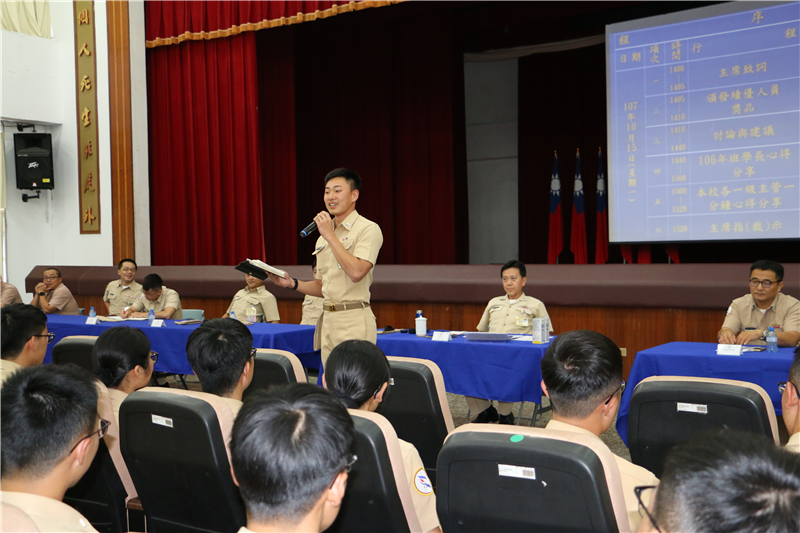 結訓檢討會中,海軍官校前期畢業學生受邀與學弟、妹們分享艦艇任職經驗。