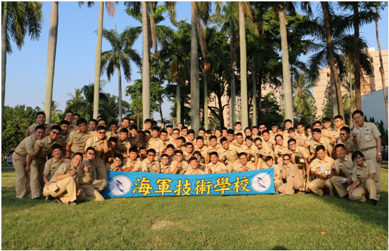 學員們與學校總教官合影留念,互道珍重再見。
