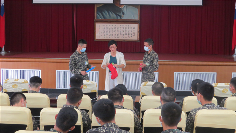 國際基甸會李淑媛老師透過團康遊戲,提升官兵學習興趣