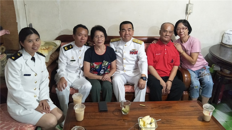 陸戰隊學校校長袁將軍與二大隊李誌緯中士家族合影留念