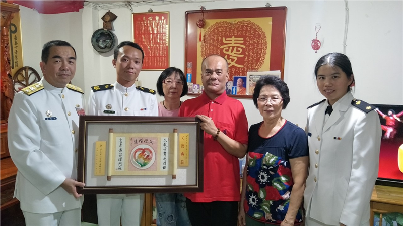 陸戰隊學校校長袁將軍致贈賀屏,恭賀當選海軍108年模範父親