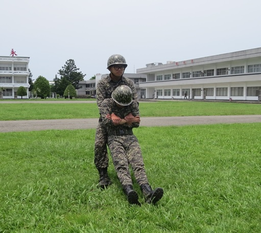056梯軍事訓練役實施傷患拖行訓練。
