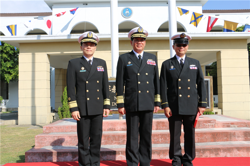 指揮官、校長與晉任人員(陳宜宏士官長)合影留念。 Commander Hu and Commandant took photo with promoted people(CPO. Chen, yi-hung).