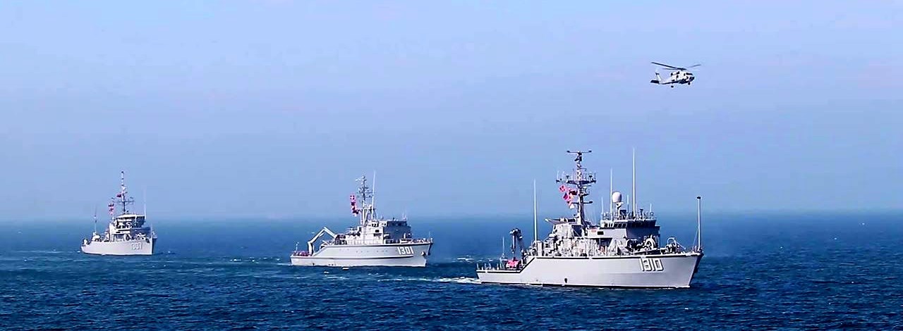 永靖級獵雷艦船身編號1310及1301及1307一字縱隊與反潛直升機聯合海上演練