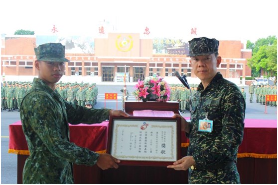 指揮官林上校為結訓績優人員頒授獎狀
