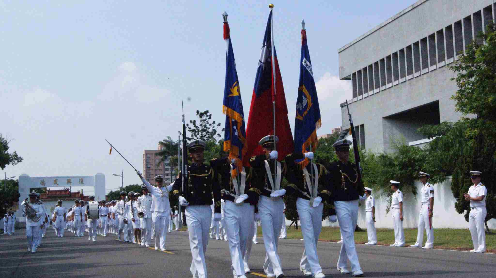 在校旗隊的引領下邁入海軍官校的大門