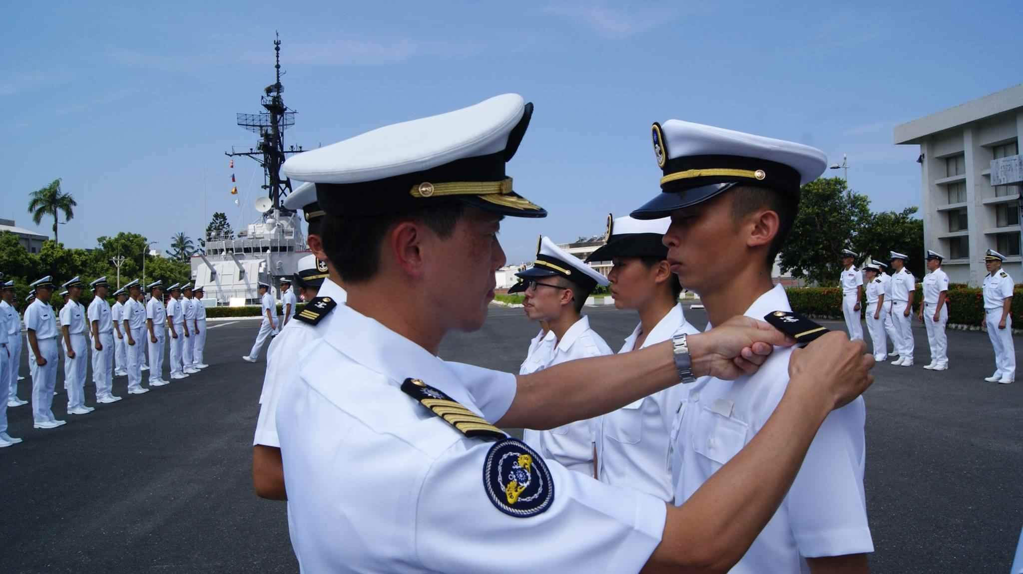 總隊長趙上校主持授徽儀式，為新生代表別上一年級的肩絆及校徽