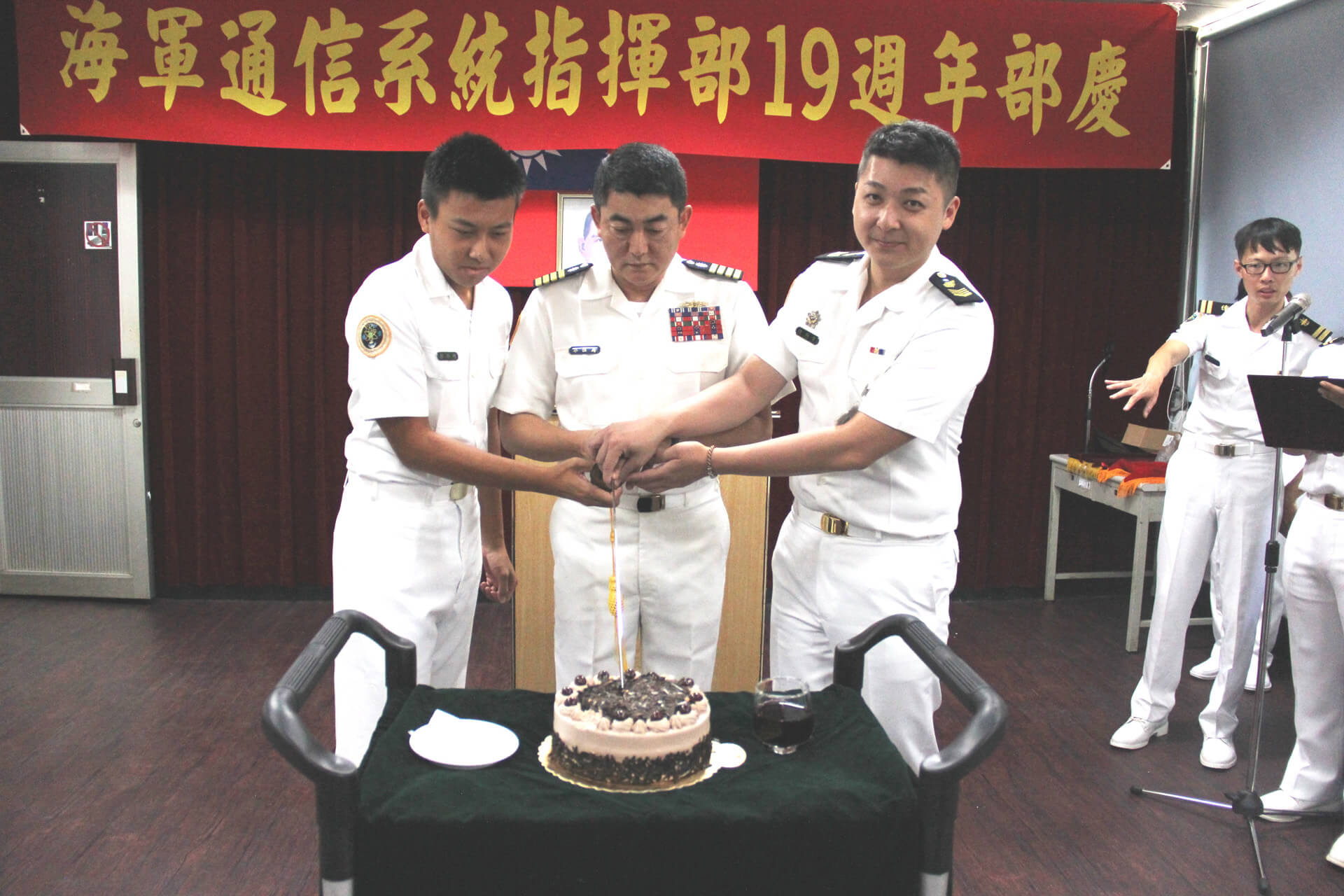海軍通信系統指揮部19週年部慶指揮官與9、10月壽星切生日蛋糕。