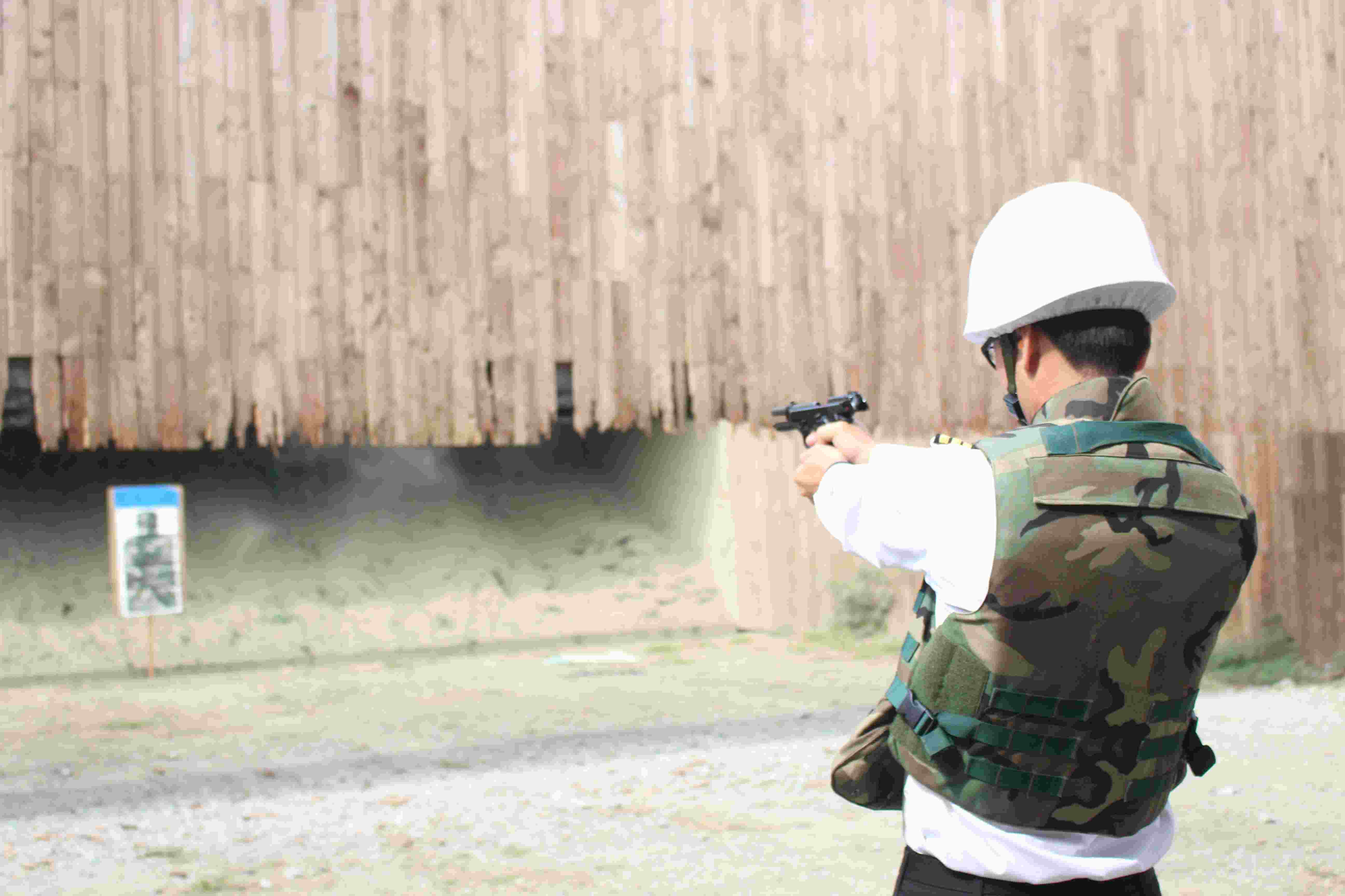 左營通信隊射擊訓練隊長陳中校實施手槍射擊。