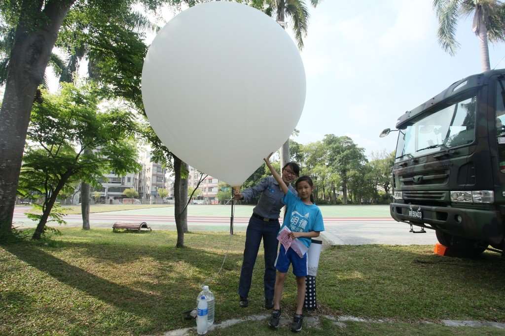 氣象士鍾下士與參加活動同學一同與探空氣球合影