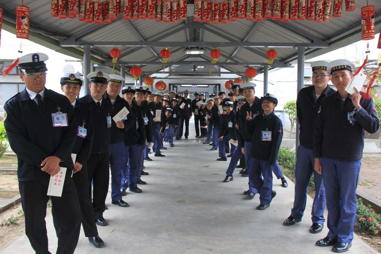 於新年左營通信隊全體官兵於隊部中廊舉辦新春拜年活動