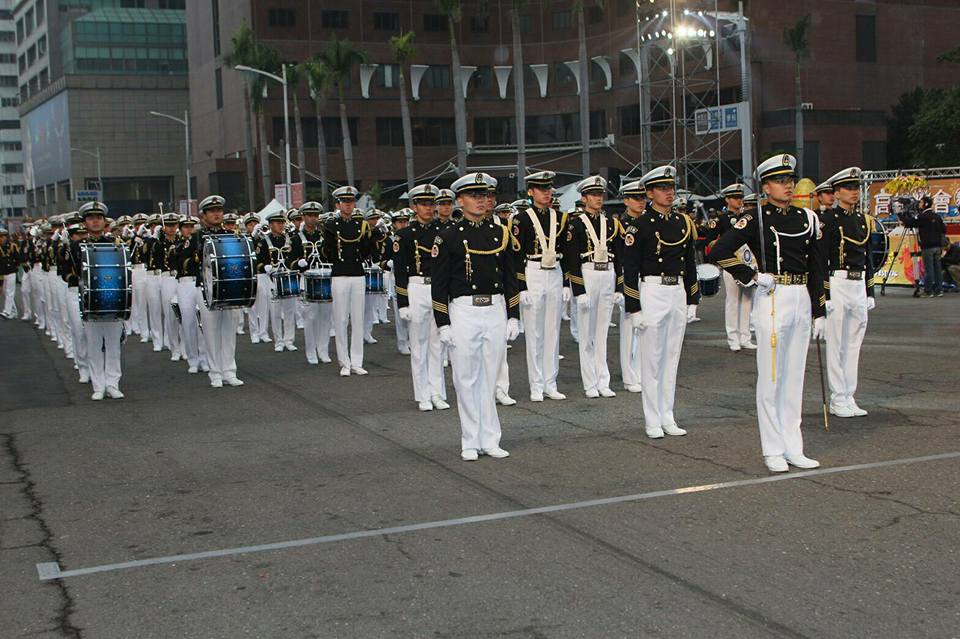 海軍官校鼓號樂隊於萬人提燈大遊行活動現場就定位