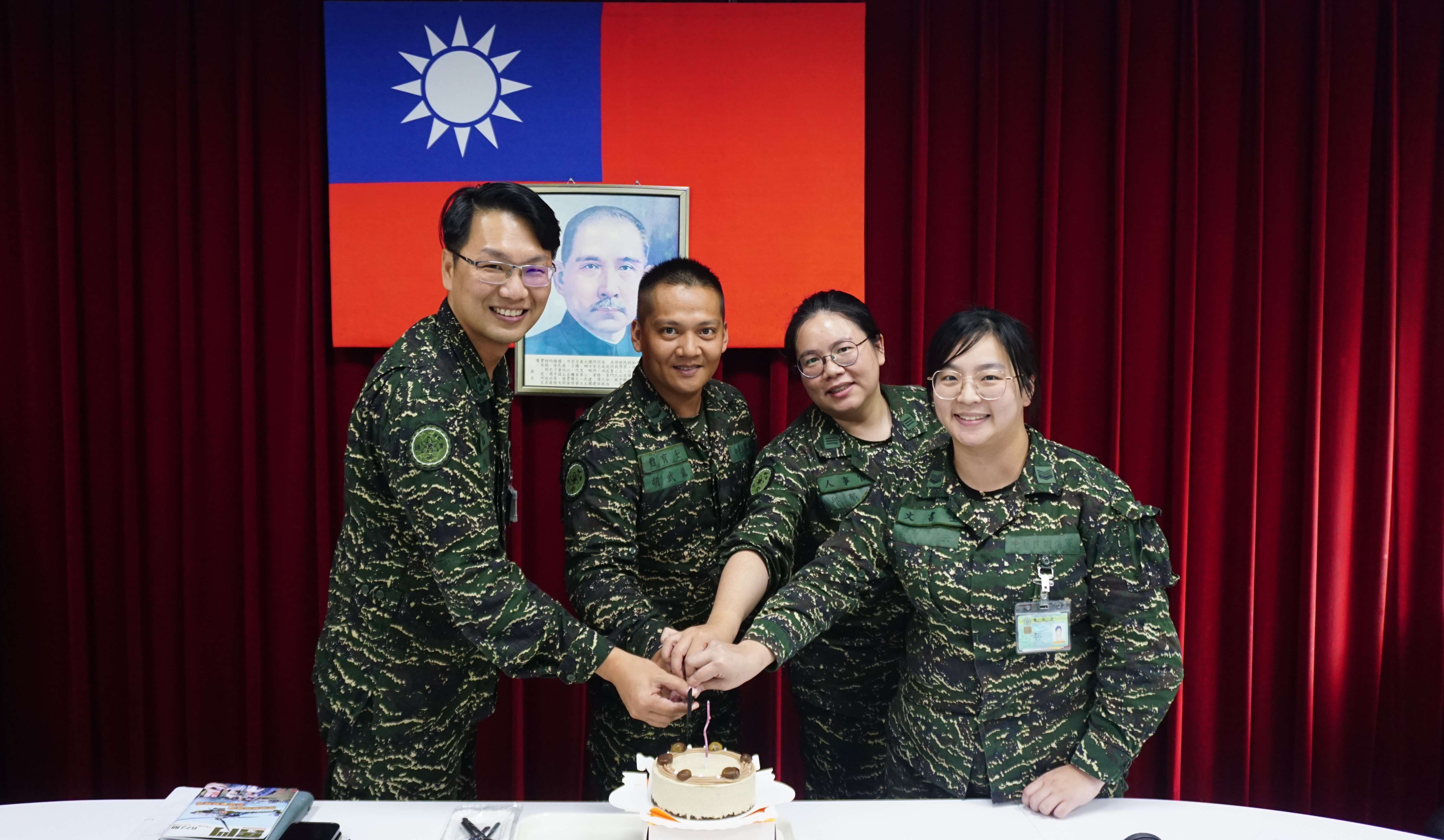 指揮官陳上校主持通指部7月份壽星慶生餐會。