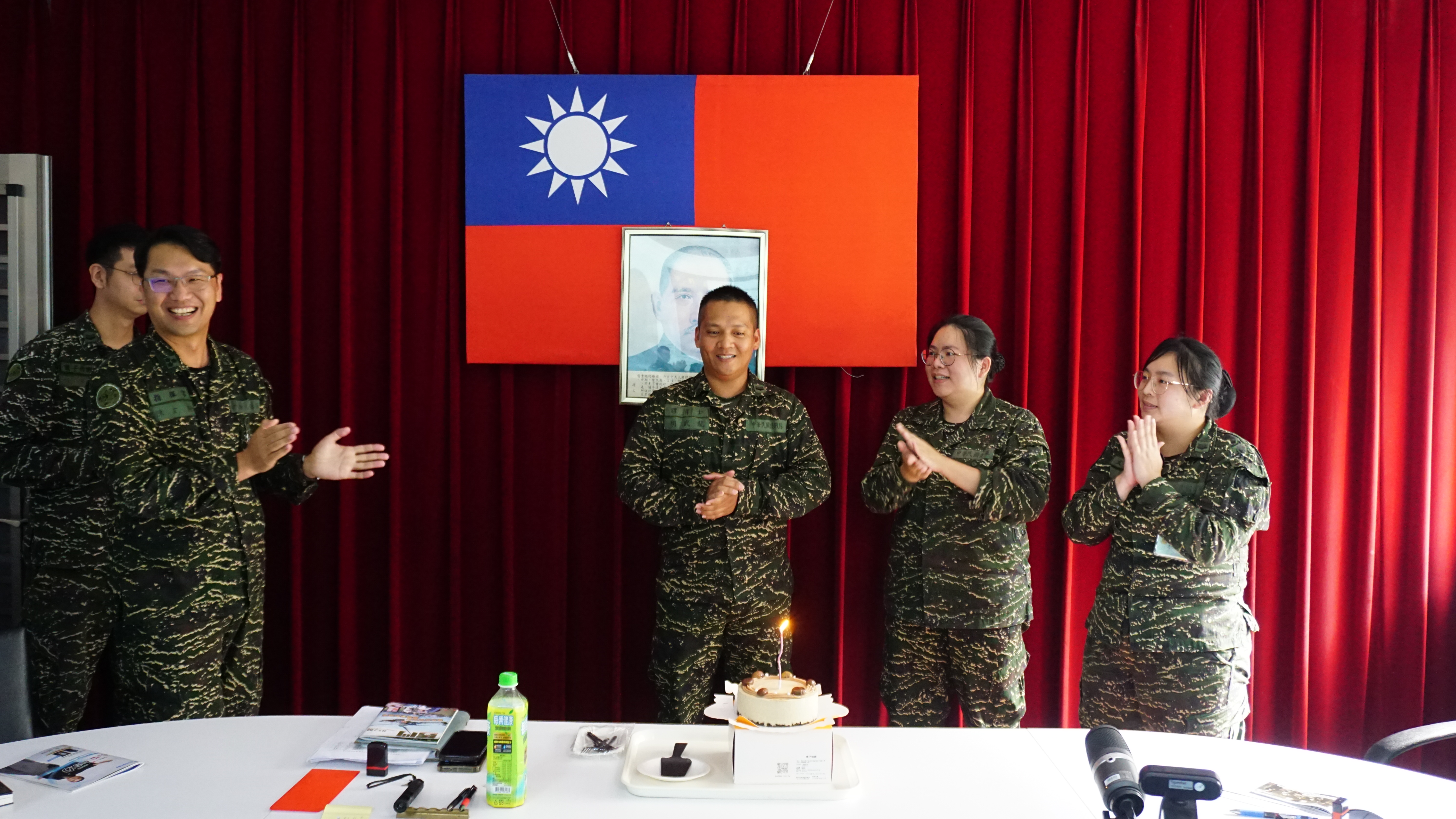 指揮官陳上校主持通指部7月份壽星慶生餐會。