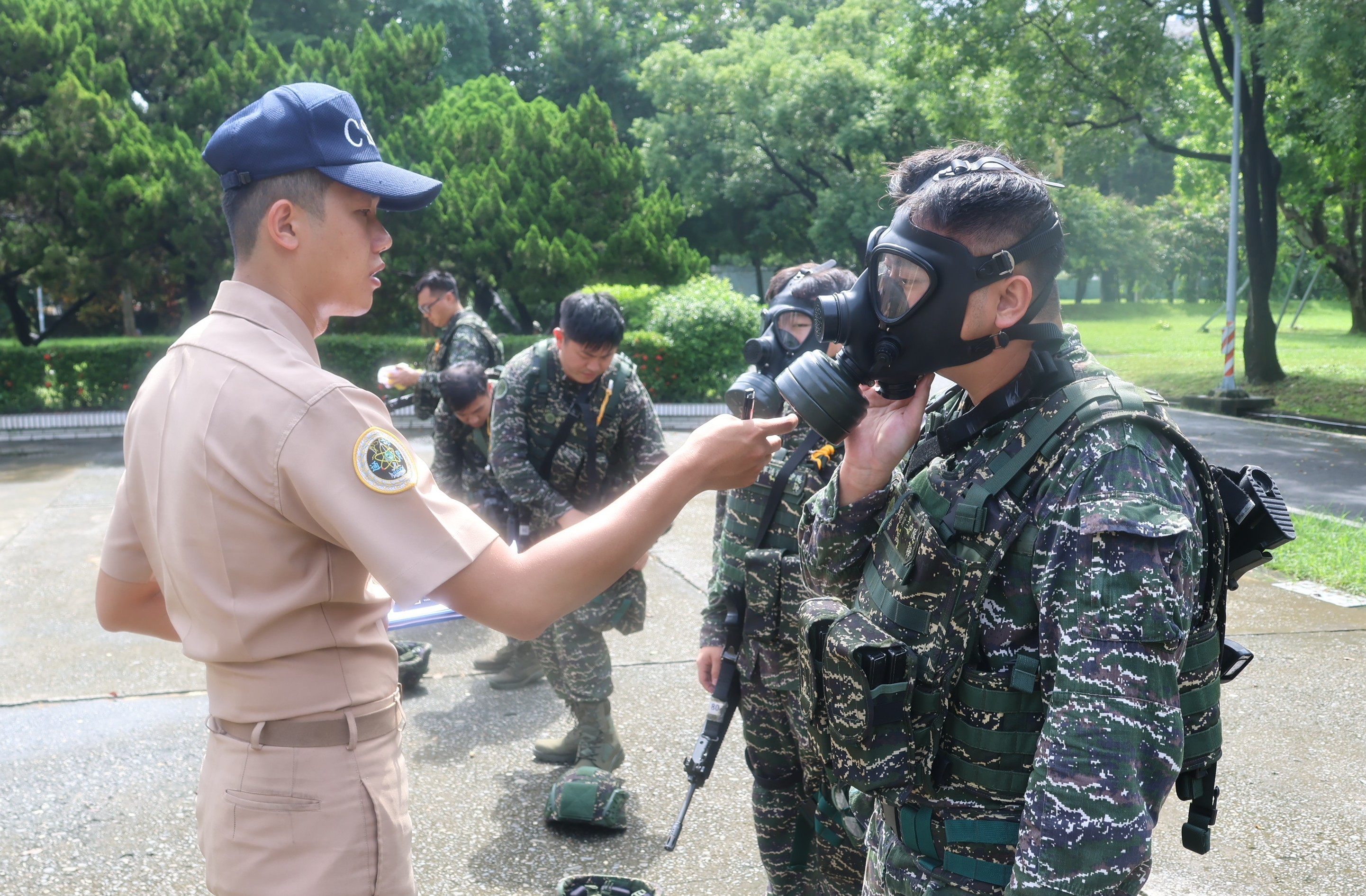 指揮官陳上校率隊至通資三中隊執行駐地訓練暨甲操先期輔訪，並頒發加菜金慰問官兵同仁。