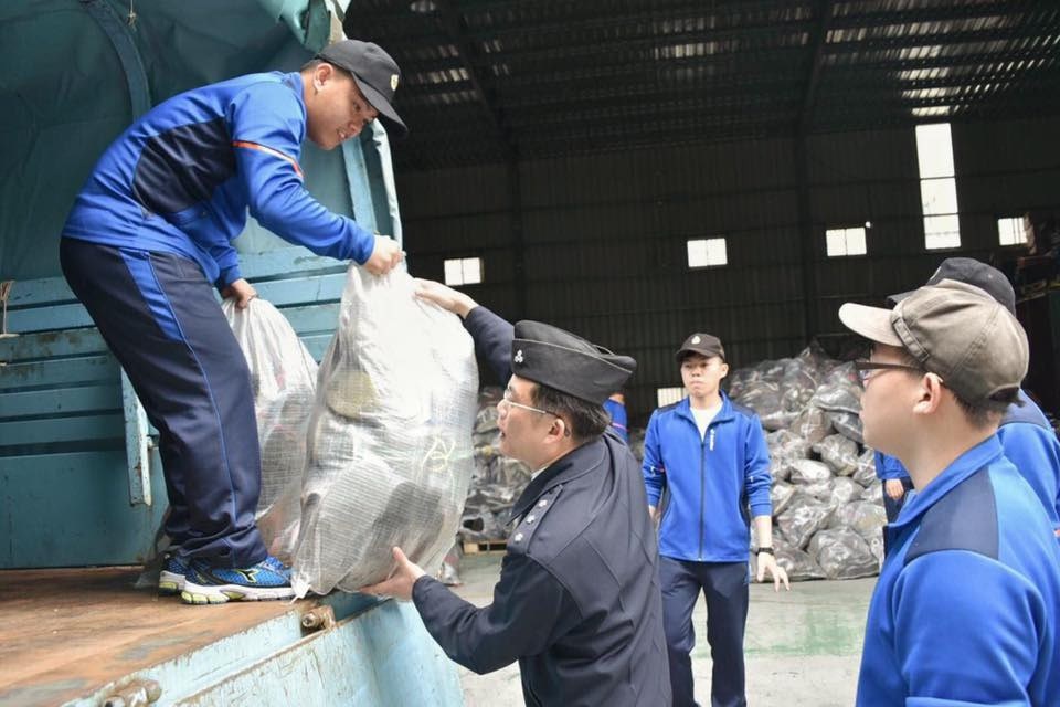 艦隊指揮部發起捐贈舊鞋救命活動-搬運物資