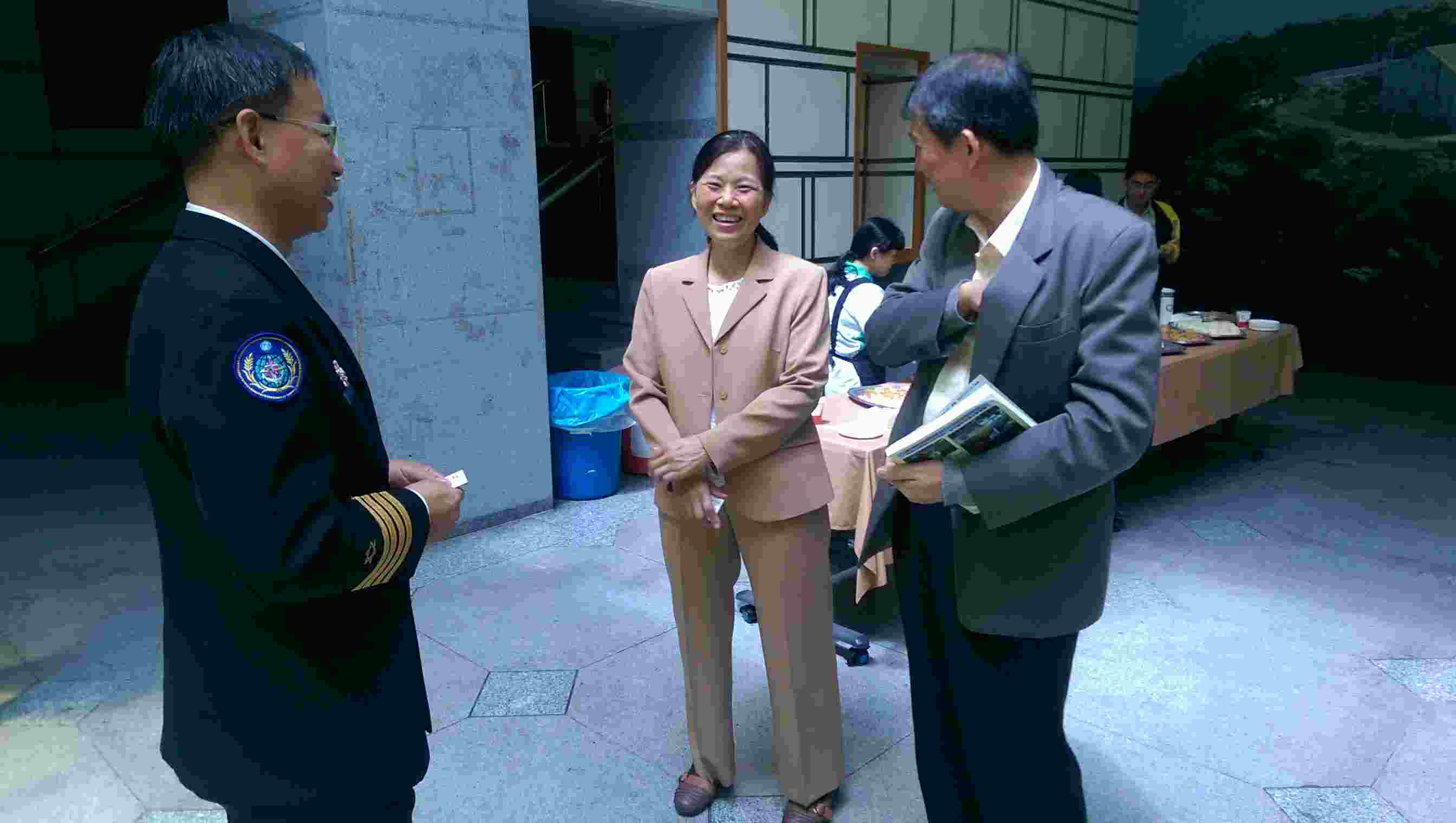 副局長孫上校與中央氣象局主任研究員及台灣颱洪中心主任交流，以增進本局見識與人脈