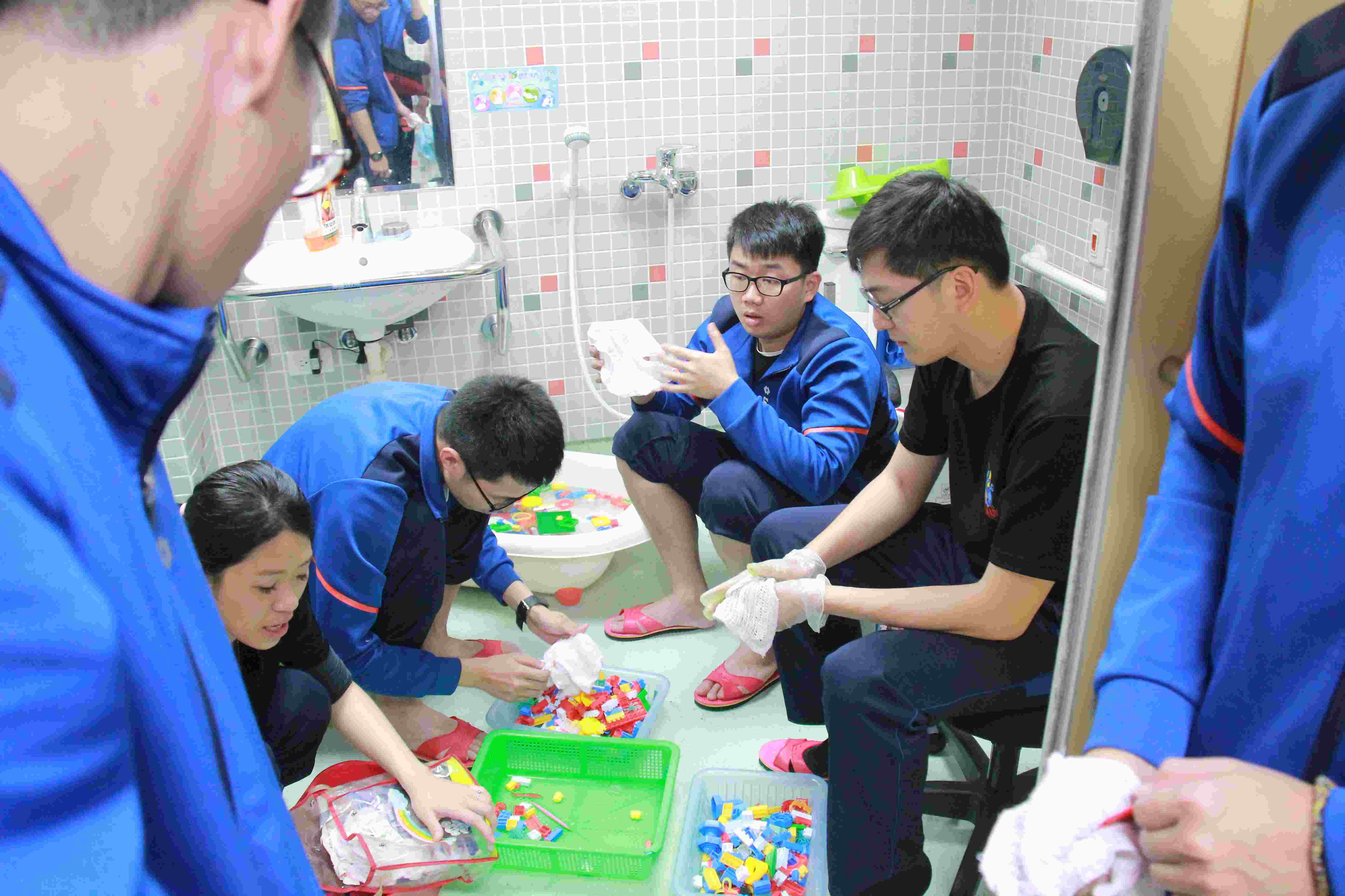台北隊官士兵幫忙實施玩具消毒
