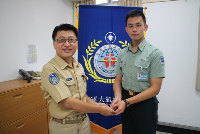 水環科劉書華上尉將代表測量官科領章傳承給學生郭敦仁並給予鼓勵