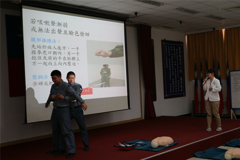 CPR教學，由補給士李中士及氣象士李下士示範