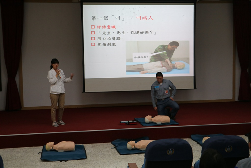 CPR教學，由補給士李中士示範