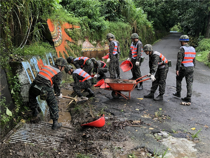 中心災防部隊於瑪家鄉實施助民清潔。