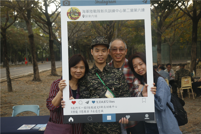 指揮海軍陸戰隊新兵訓練中心辦理軍事訓練役053梯次家屬懇親會官林上校主持軍事訓練役053梯次家屬懇親會座談會
