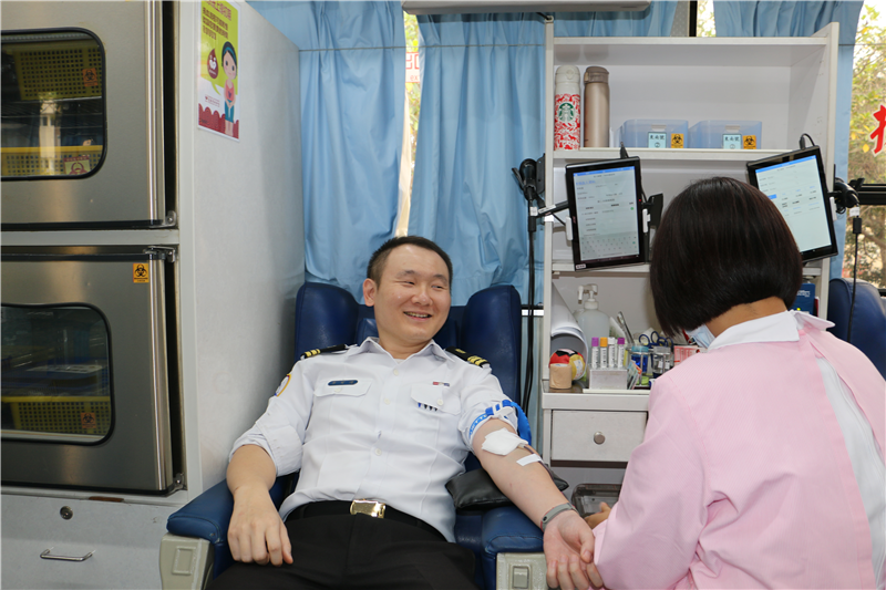 李少校捐血過程。 