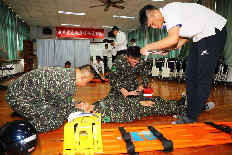 海軍技術學校108年第一期初級救護技術員繼續教育2月21日結訓，並透過術科測驗驗收學員受訓成效。