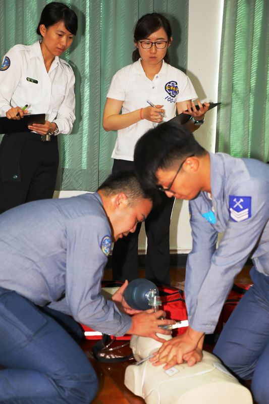 非創傷術科測驗包刮傷患狀況評估以及CPR、AED操作。